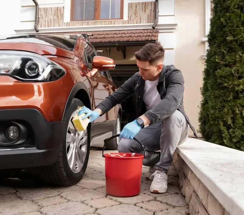 Lavage auto à domicile Tréauville : professionnel intervenant sur un véhicule